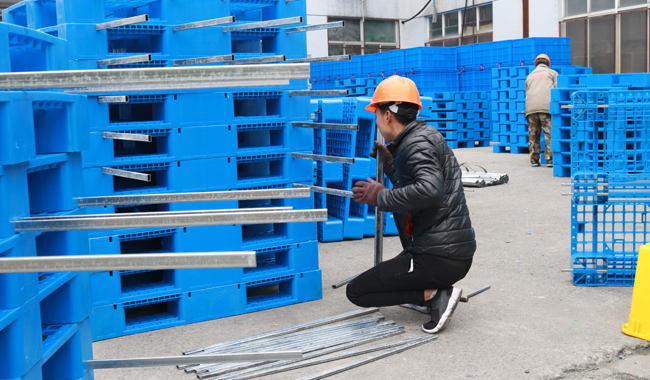 企業如何選擇適合自己的內置鋼管塑料托盤？