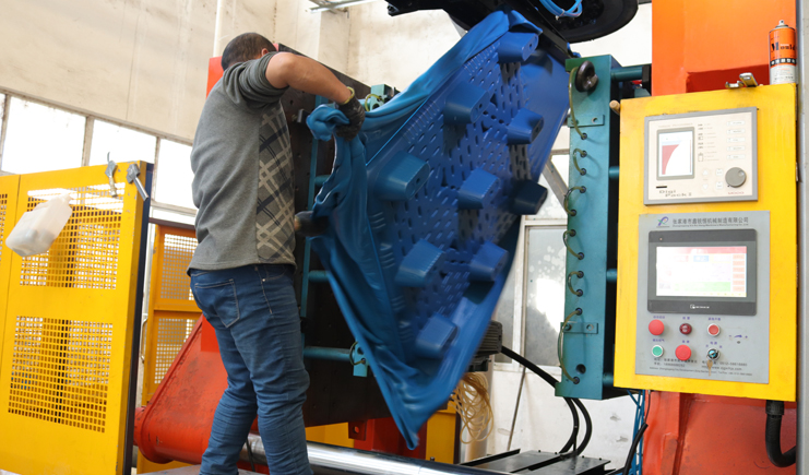 曝光！吹塑托盤生產廠家生產過程竟是如此！