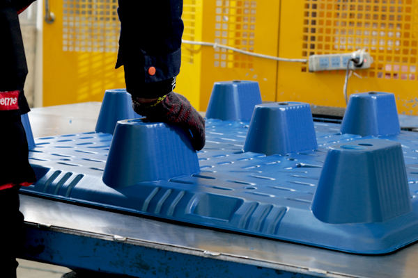 曝光！吹塑托盤生產(chǎn)廠家生產(chǎn)過程竟是如此！